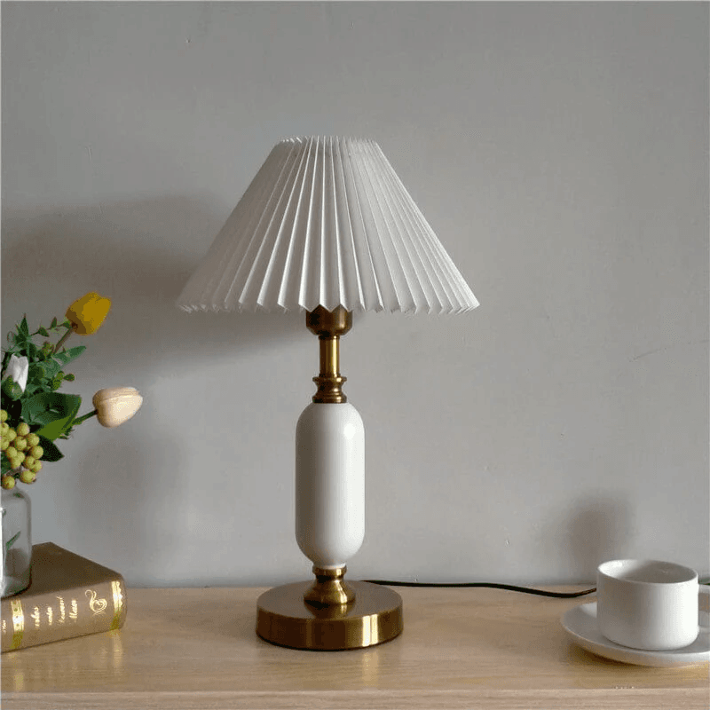 Retro lampa stołowa z plisowanym kloszem i kolumnową podstawą 2