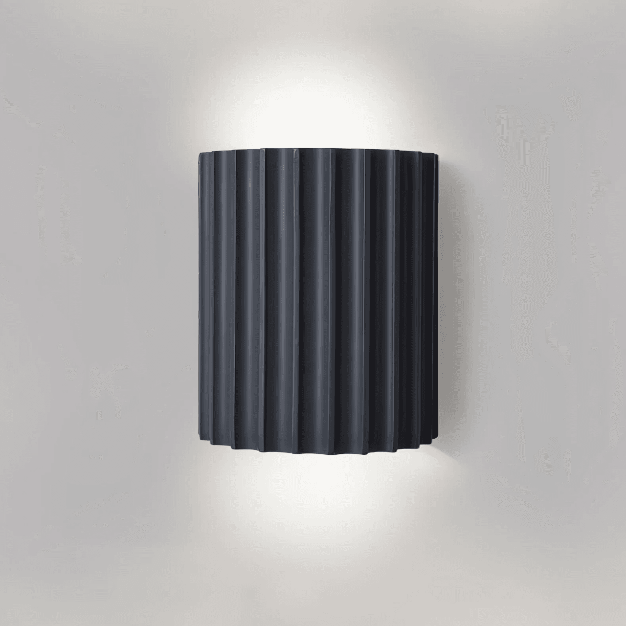 Lampa ścienna z karbowanej żywicy 4