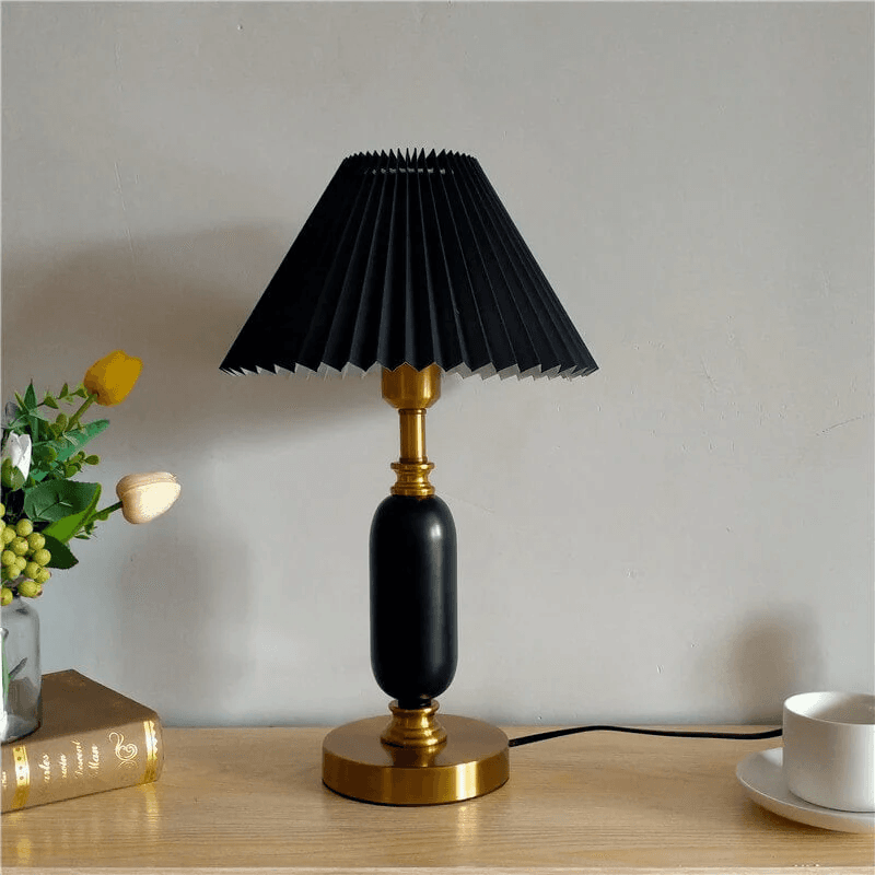 Retro lampa stołowa z plisowanym kloszem i kolumnową podstawą 3