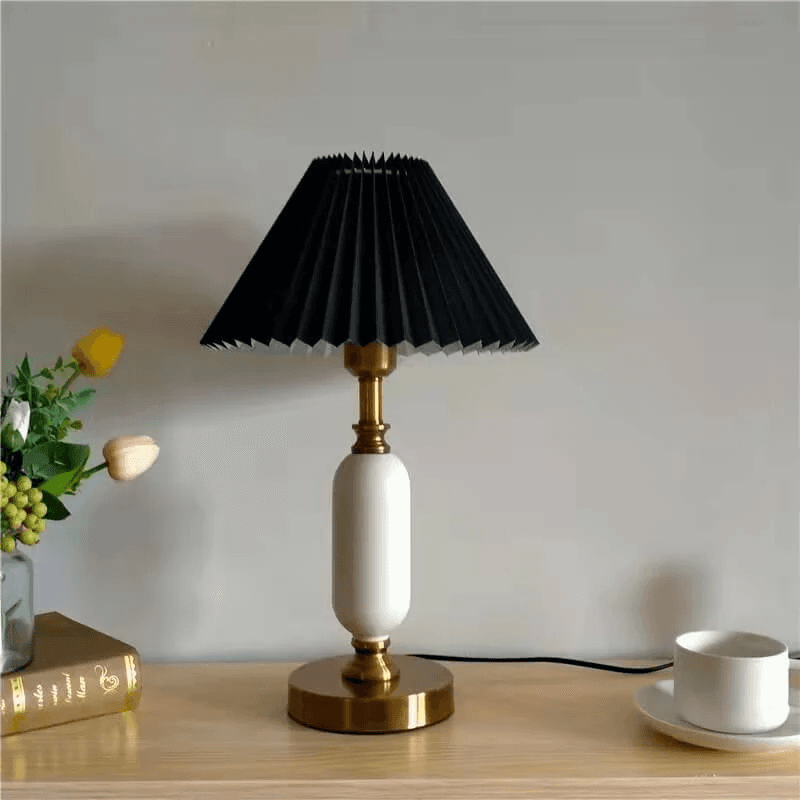 Retro lampa stołowa z plisowanym kloszem i kolumnową podstawą