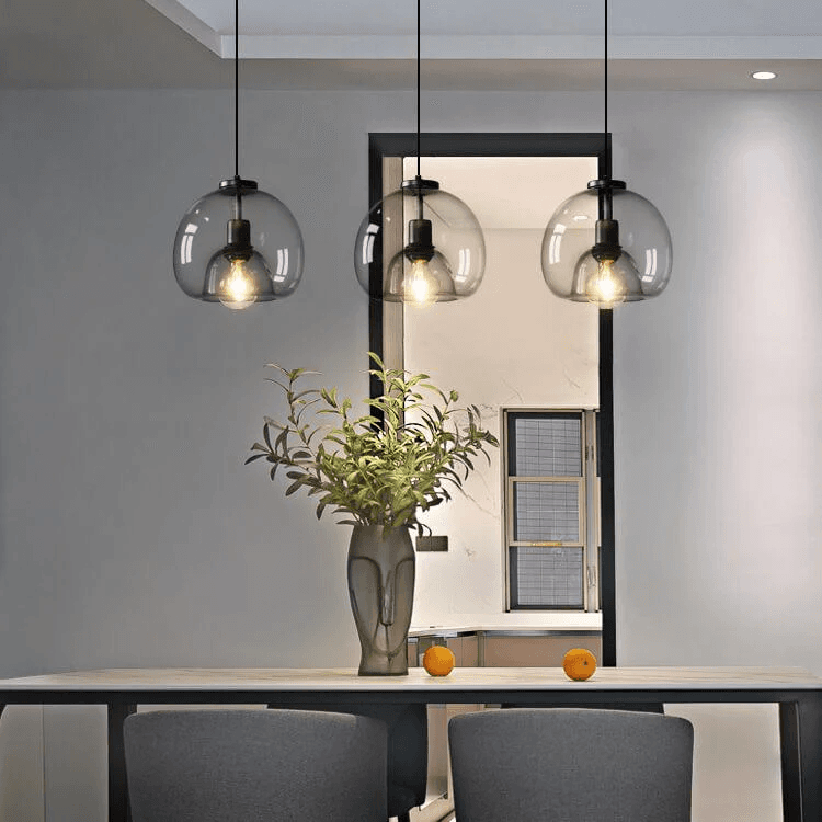 Minimalistyczna lampa wisząca z dmuchanego szkła