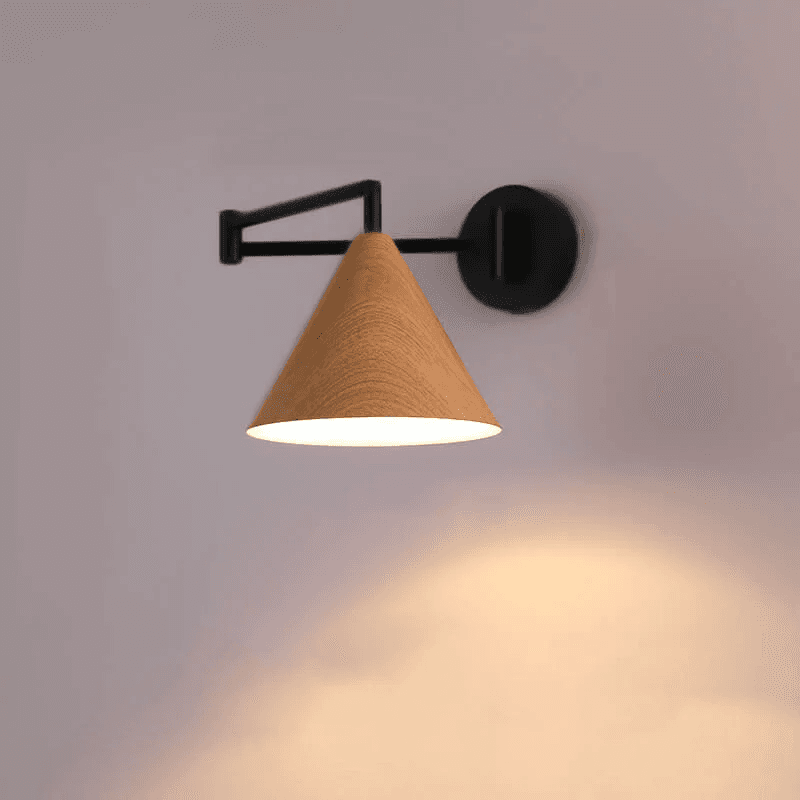 Minimalistyczna kinkietowa lampa ścienna z stożkowym kloszem i obrotowym ramieniem