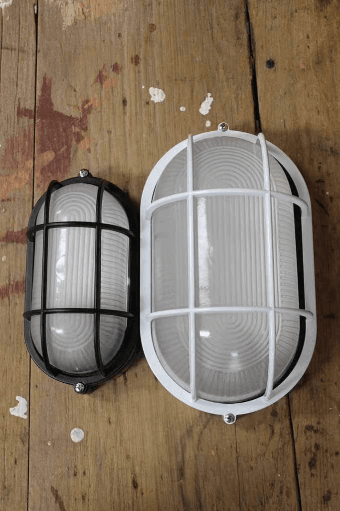 Owalne lampy Bunker w klatce ochronnej